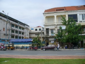 The conssstruction site, cut between two buildings